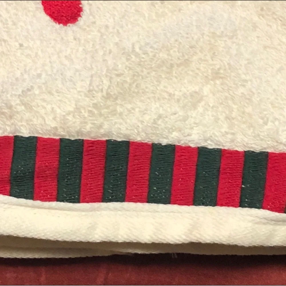 Santens MACY’S HOME “INVISIBLE SNOWMAN”  Red/Green cotton Bath Towel